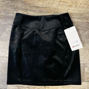Lululemon Athletica Women's Black Velvet Solid Stretch Mini Skirt Size Large NWT